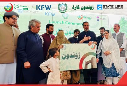 Health-Minister-Hands-Over-Zwandun-Card-to-First-Beneficiary